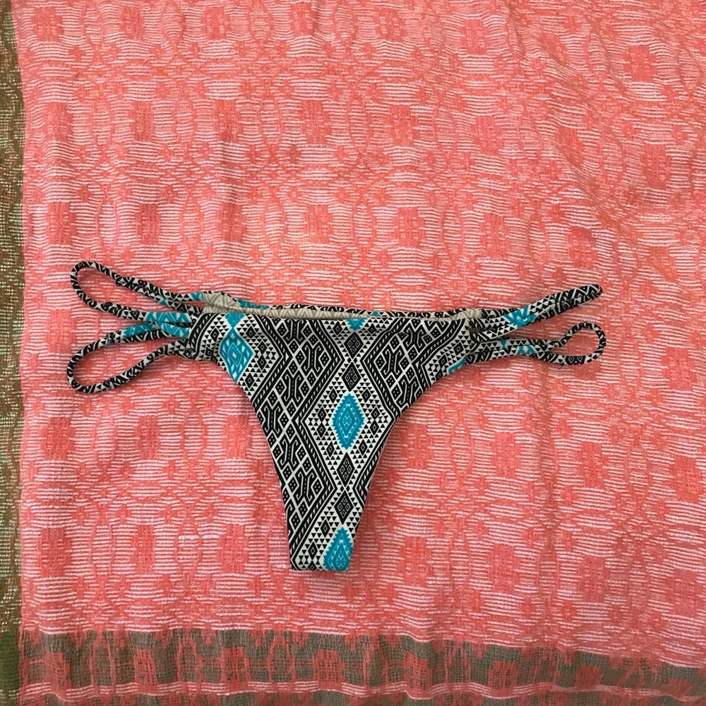 Acacia Thai print in Maui bottom size small